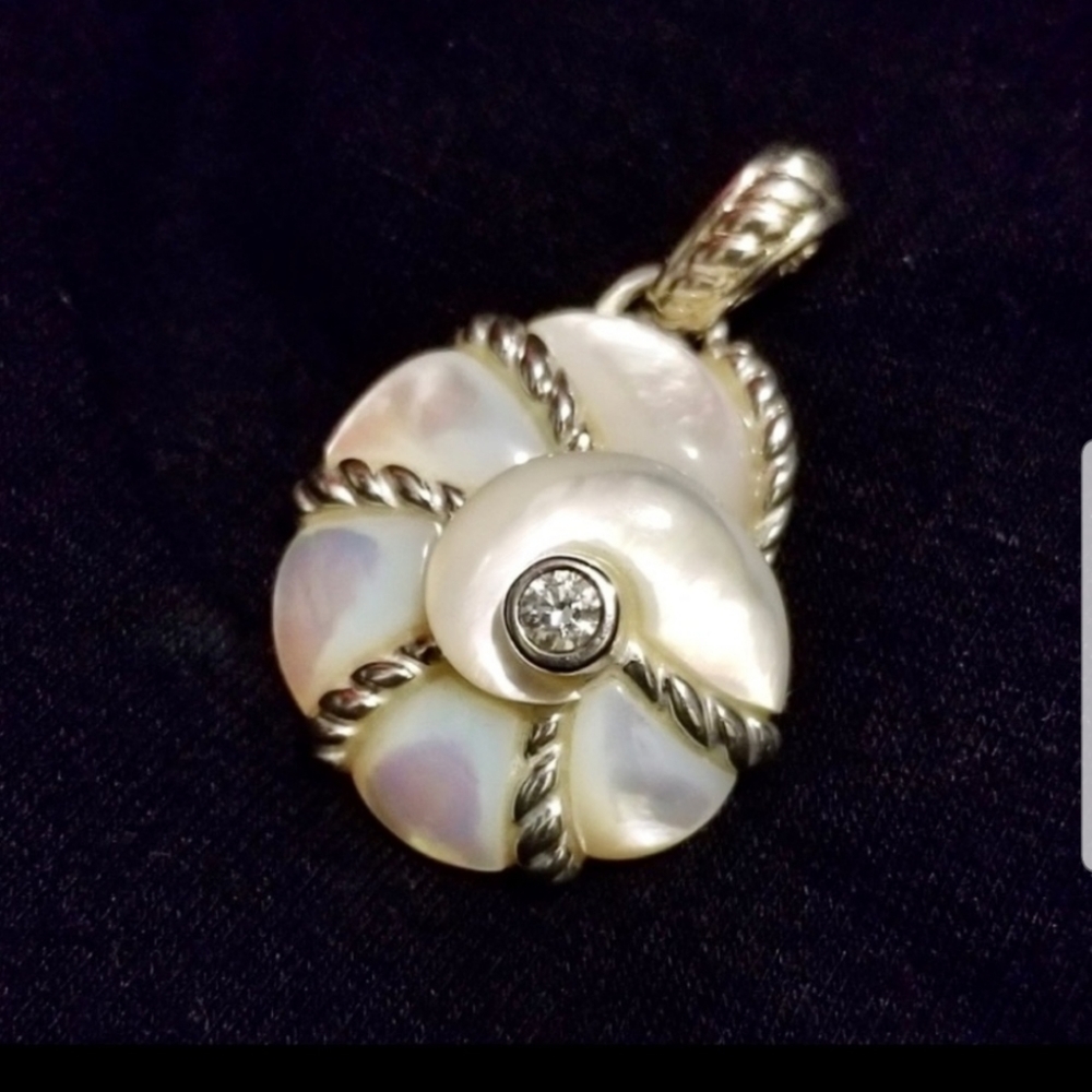 🌟 Judith Ripka mother of pearl pendant🌟